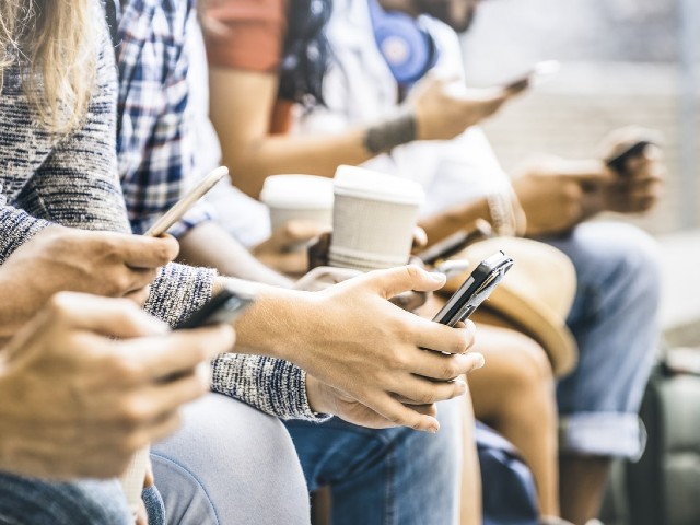 Incontro con famiglie cinesi sul tema della dipendenza da smartphone